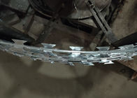 Heißer eingetauchter galvanisierter Rasiermesser-Stacheldraht 450 Millimeter-Spulen-Durchmesser für Zaun