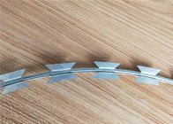 Silberne Farbe umwickelter Rasiermesser-Stacheldraht, gewundene Stacheldraht-Probe verfügbar